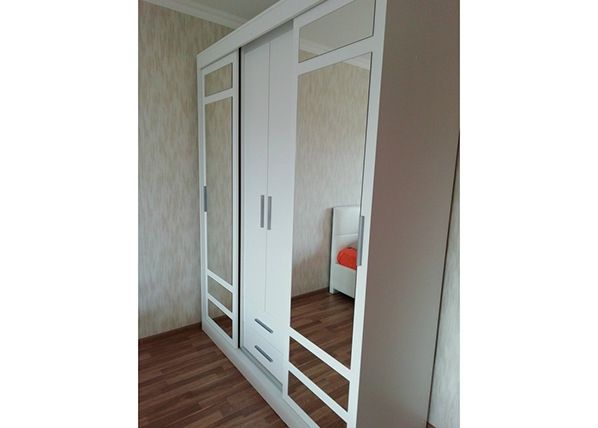 Шкаф платяной Basja