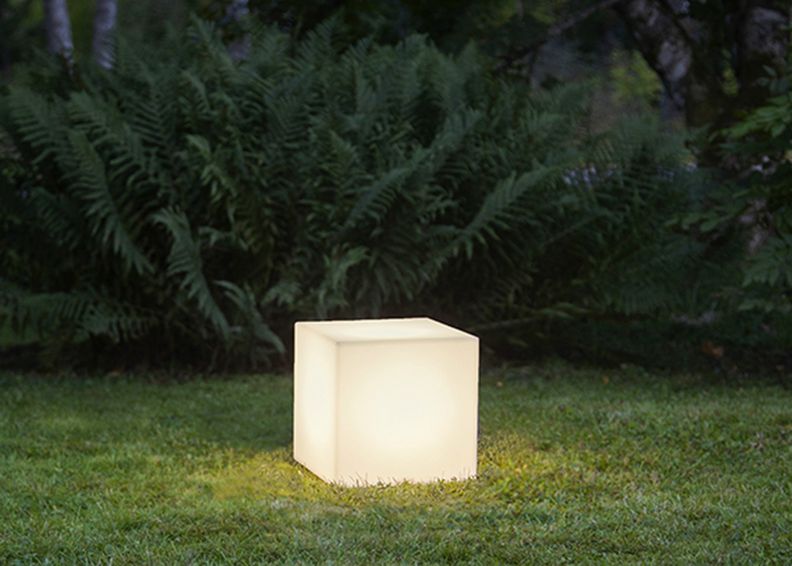 Декоративный светильник для сада увеличить