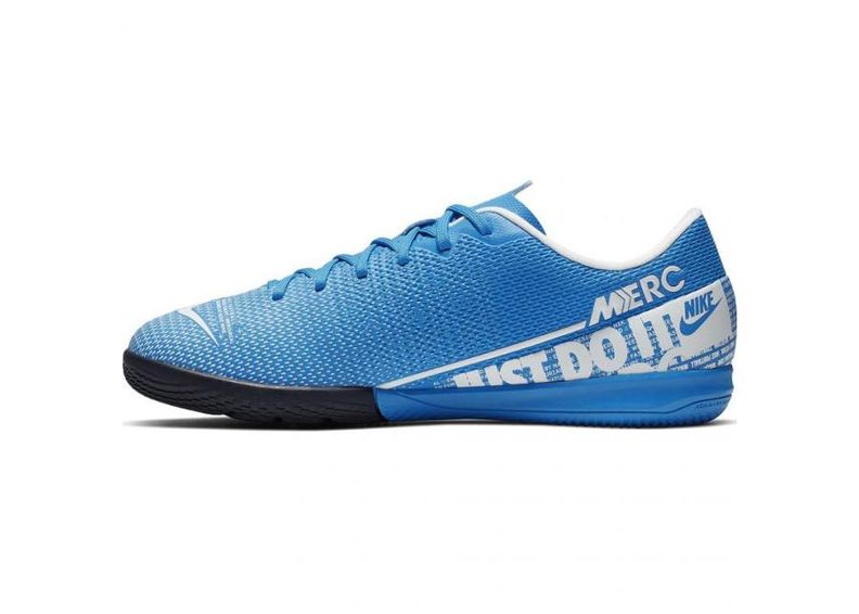 Детские футбольные бутсы для игры в зале Nike Mercurial Vapor 13 Academy IC Jr AT8137-414 увеличить