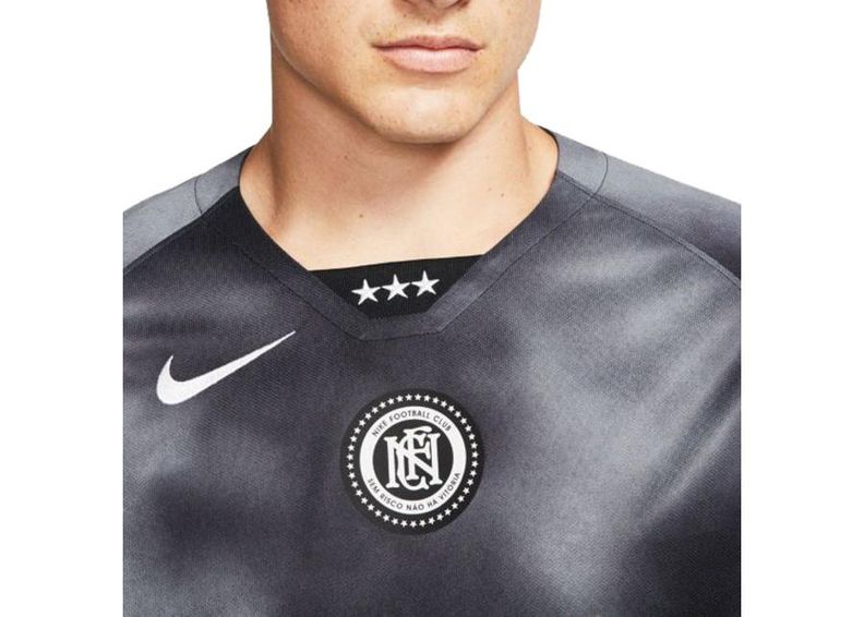 Мужская футболка Nike F.C. Football Jersey M AQ0662-010 увеличить