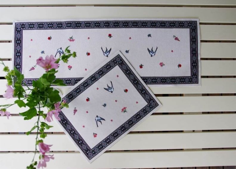 Скатерть гобеленовая Ласточка 36x108 см увеличить