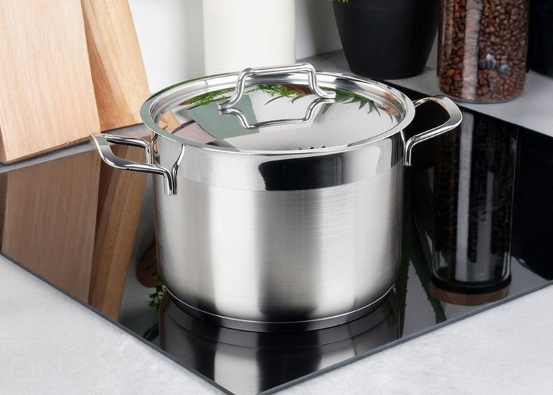 Стальная кастрюля с крышкой Anett, диаметр 20 см, объем 4,6 л увеличить