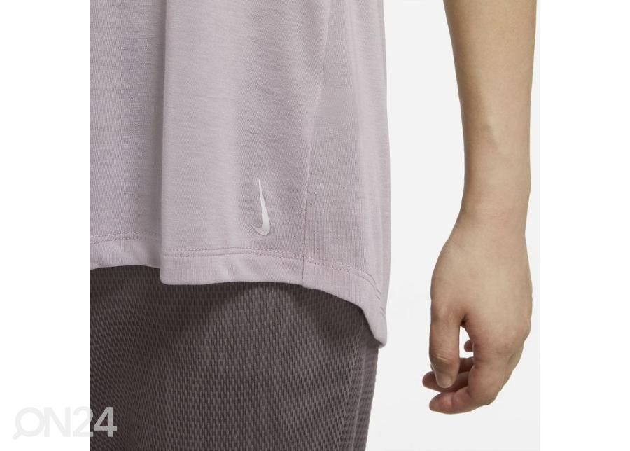 Женская спортивная футболка Nike Yoga Dri-FIT увеличить