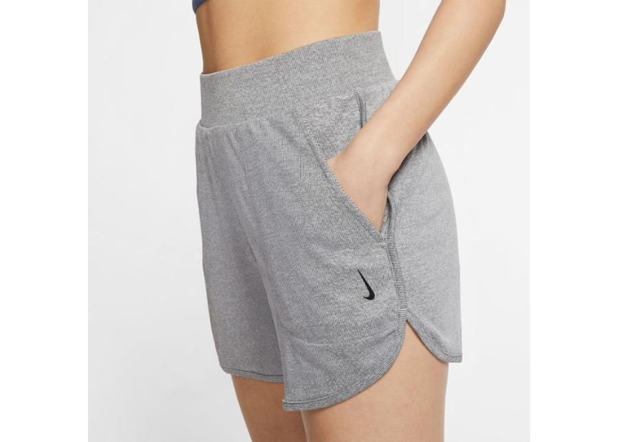 Женские спортивные шорты Nike WMNS Yoga W CQ8838-010 увеличить