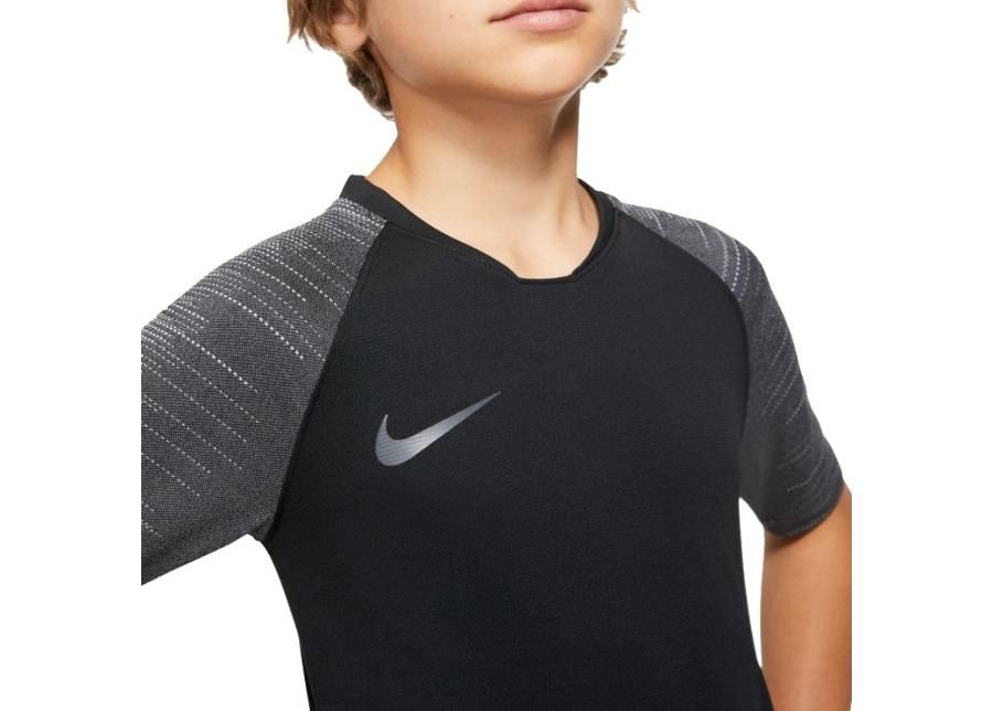Детская футболка Nike Breathe Strike Top JR AT5885-010 увеличить