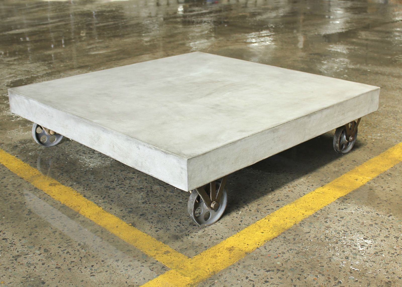 Журнальный стол на колёсах Cement 80x80 cm увеличить